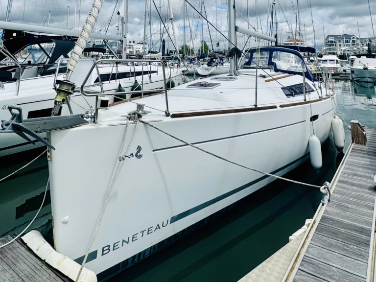 Rent a Bénéteau Oceanis 37 Les Sables-d'Olonne