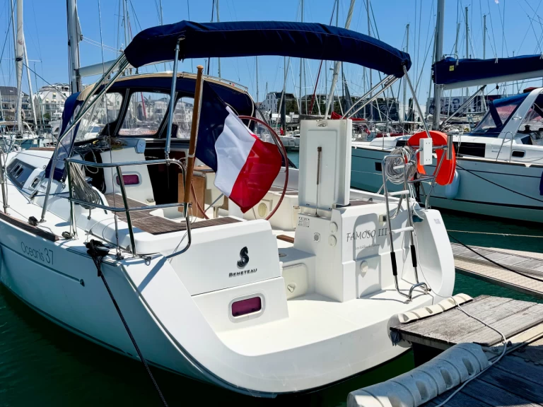 Yacht charter Les Sables-d'Olonne cheap Oceanis 37
