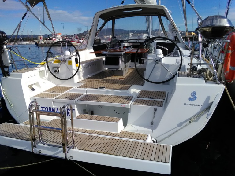 Bénéteau Oceanis 45 charter bareboat or captained in  Palamós