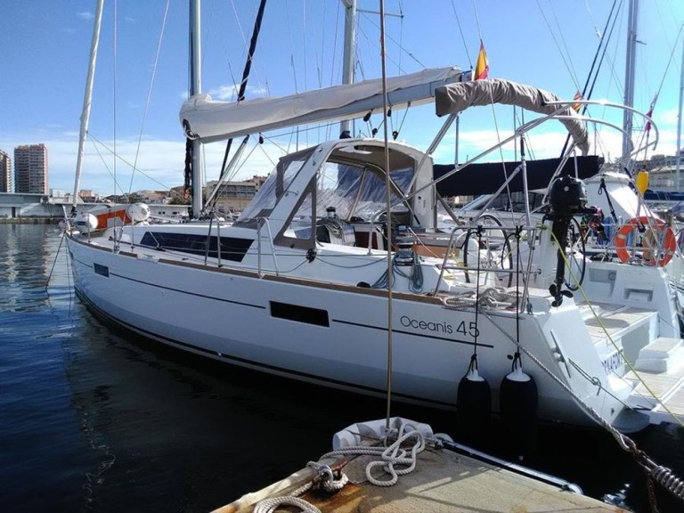 Rent a Bénéteau Oceanis 45 Palamós