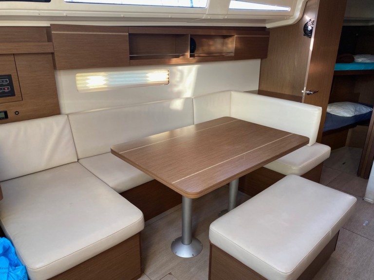 Sailboat for rent Bormes-les-Mimosas at the best price