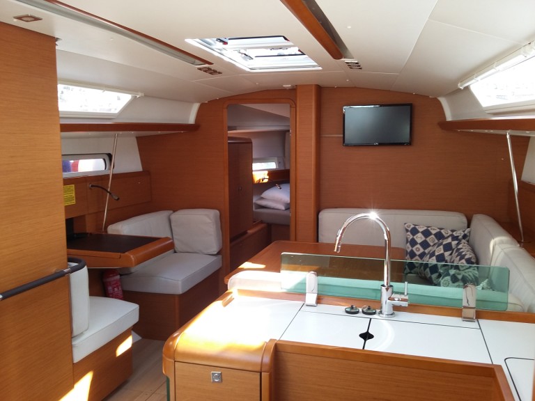 Jeanneau Sun Odyssey 419 charter bareboat or captained in  Palamós