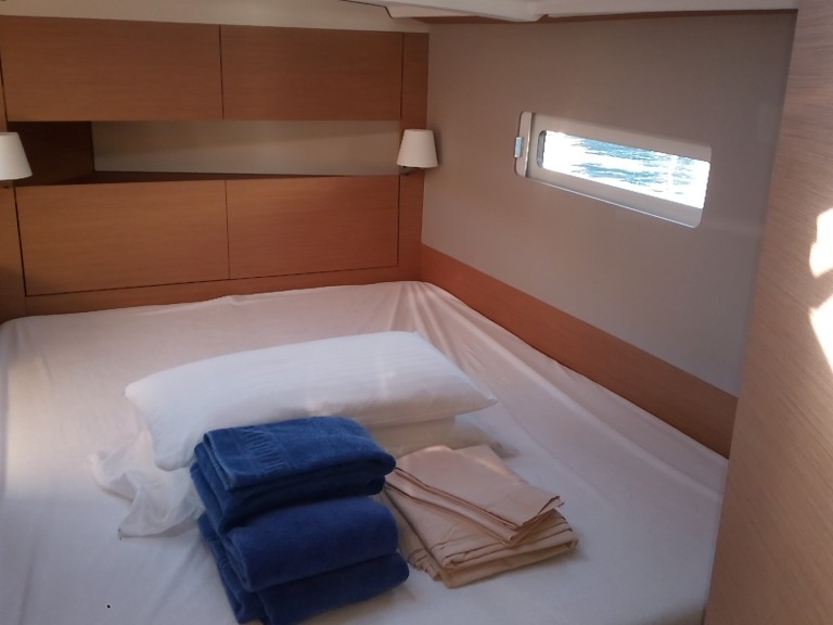 Sailboat rental in Palamós - Jeanneau Sun Odyssey 410