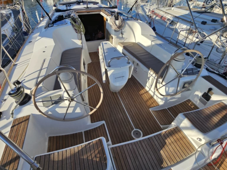 Jeanneau Sun Odyssey 42i in Kallithea on SamBoat