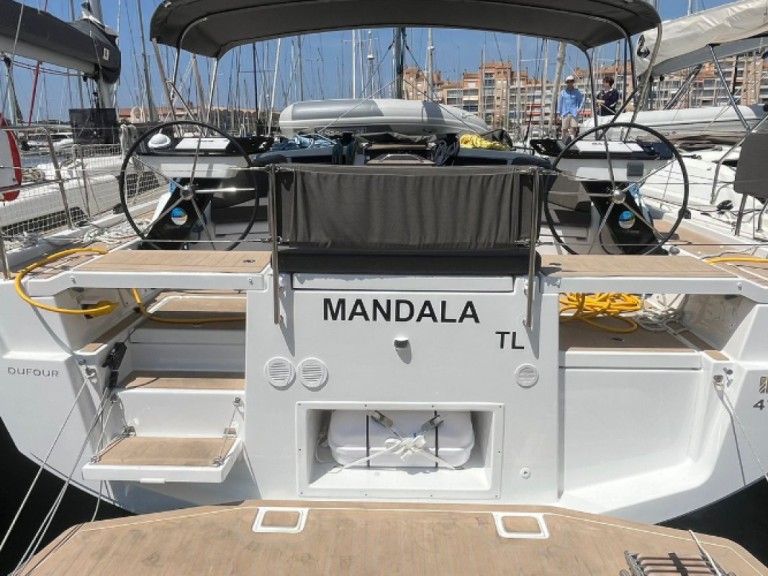 Sailboat for rent Hyères at the best price