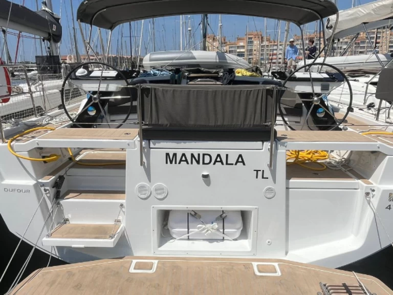 Sailboat for rent Hyères at the best price