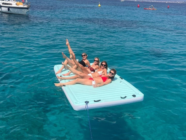 Rent a Four Winns Sundowner 285 Cannes