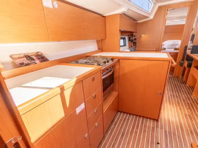 Rent a Bavaria Bavaria C38 Nikiána