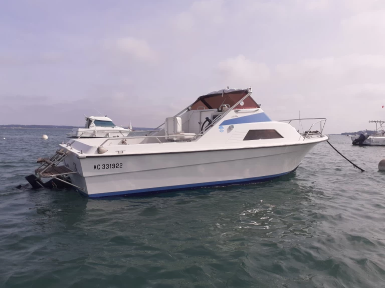 Motorboat for rent Lège-Cap-Ferret at the best price