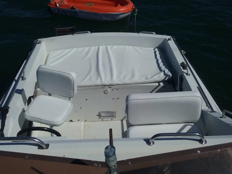 Motorboat for rent Lège-Cap-Ferret at the best price