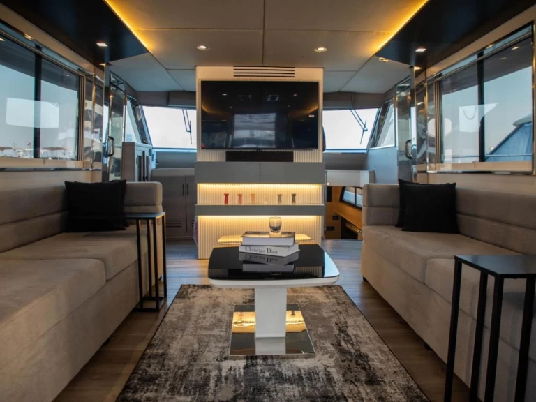 Hatteras 64ft in Dubai Marina on SamBoat