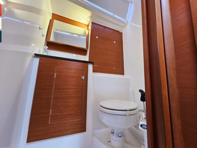 Sailboat for rent Vlycho at the best price