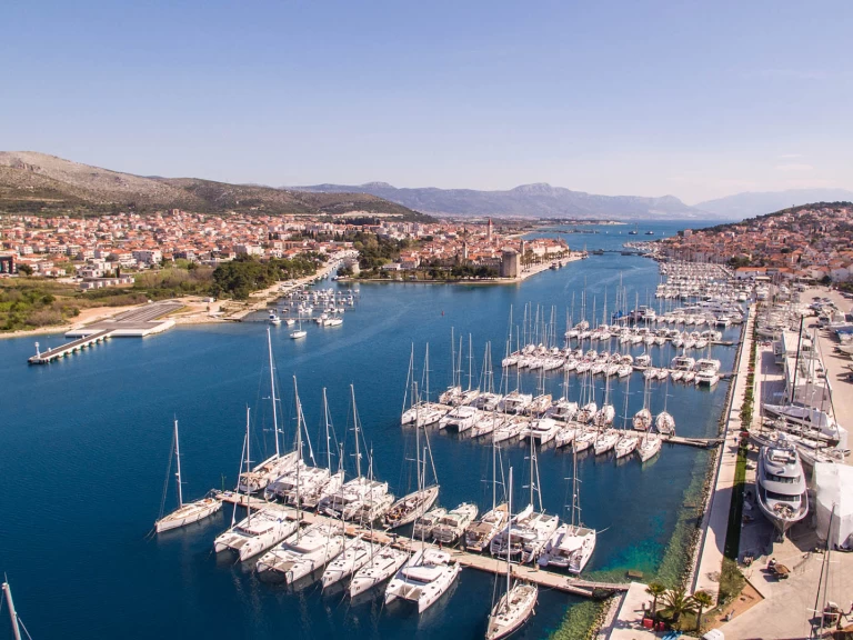 Bareboat Rental Motorboat Finnmaster with a boat licence