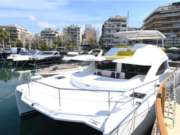 Leopard Catamarans / Robertson & Caine Leopard 51 PC - 4 + 2 cab. charter bareboat or captained in  Néa Péramos