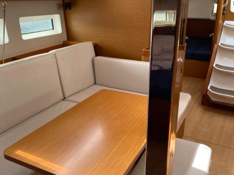 Yacht charter Palma de Mallorca cheap Sun Odyssey 440