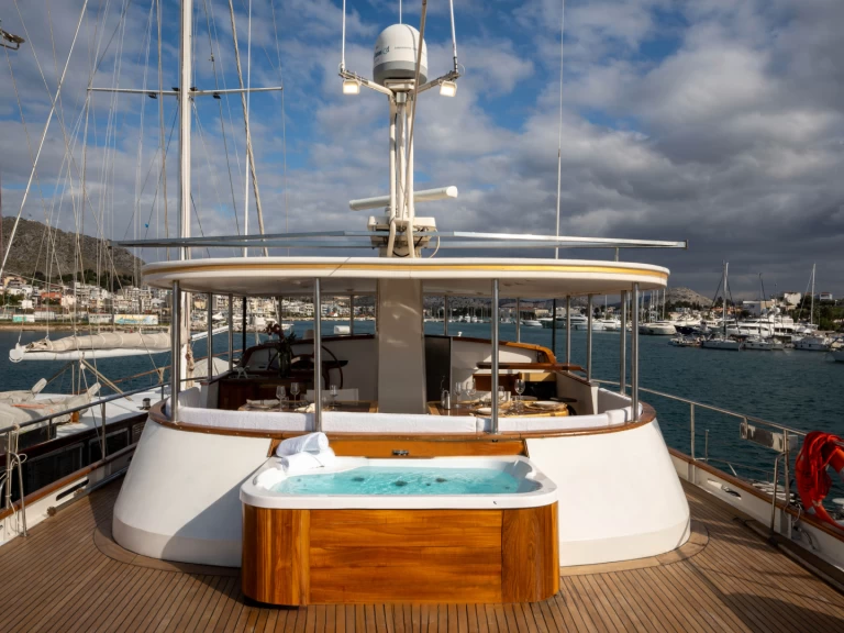 Luxury Yacht rental with or without captain Codecasa Salaminas