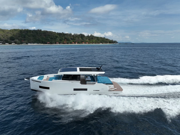 Bareboat Rental Motorboat Sacs with a boat licence