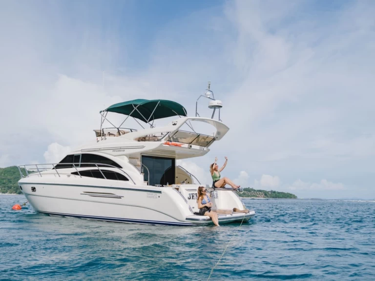 Bareboat Rental Motorboat Princess with a boat licence