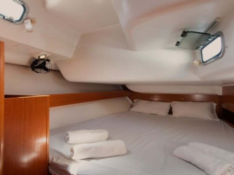 Sailboat for rent Salamina at the best price