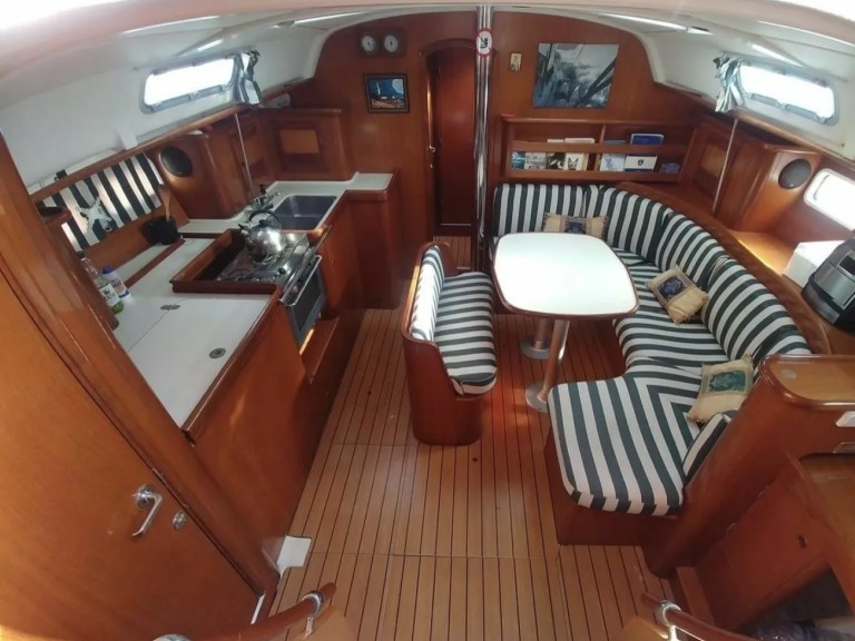 Bénéteau Oceanis 411 Clipper in Nikiána on SamBoat