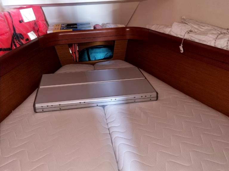 Boat rental Jeanneau Sun Odyssey 42i in Syra on Samboat