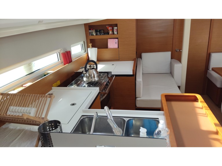Yacht charter Piraeus cheap Sun Odyssey 410