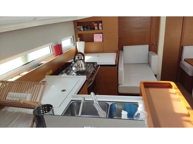 Yacht charter Piraeus cheap Sun Odyssey 410