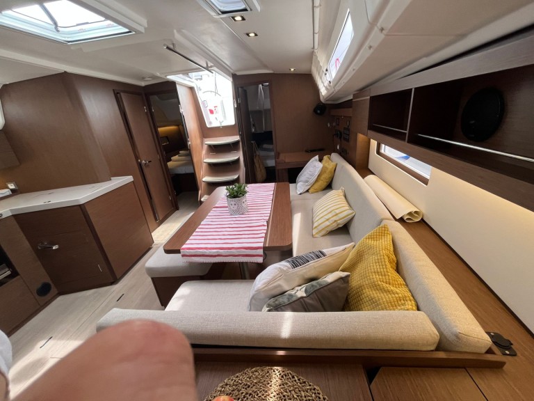 Sailboat for rent Pomer at the best price