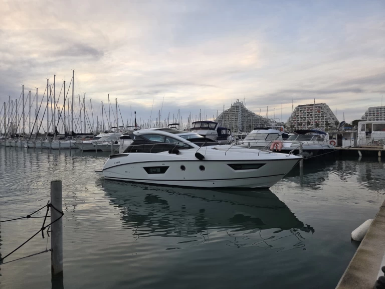 Bareboat Rental Motorboat Bénéteau with a boat licence