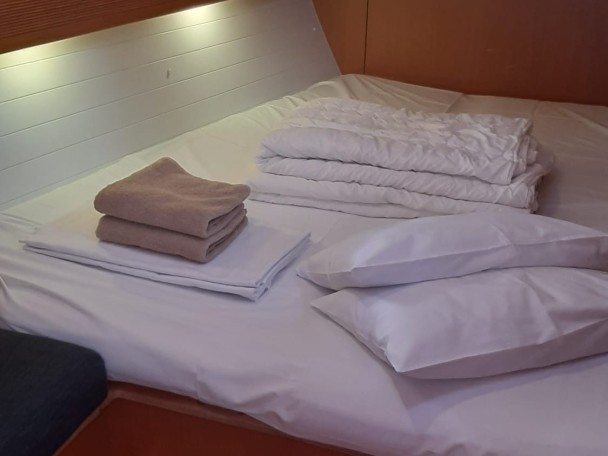 Rent a Bavaria Cruiser 45 Trogir