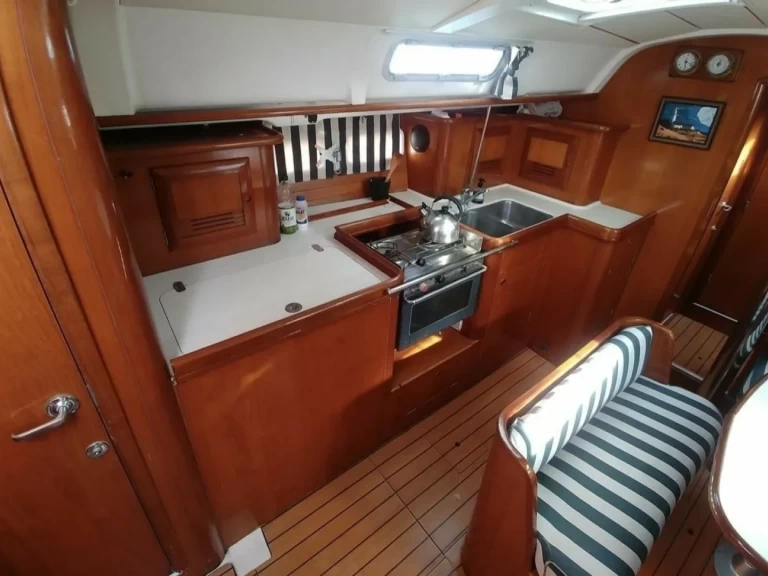 Bénéteau Oceanis 411 Clipper charter bareboat or captained in  Lefkáda