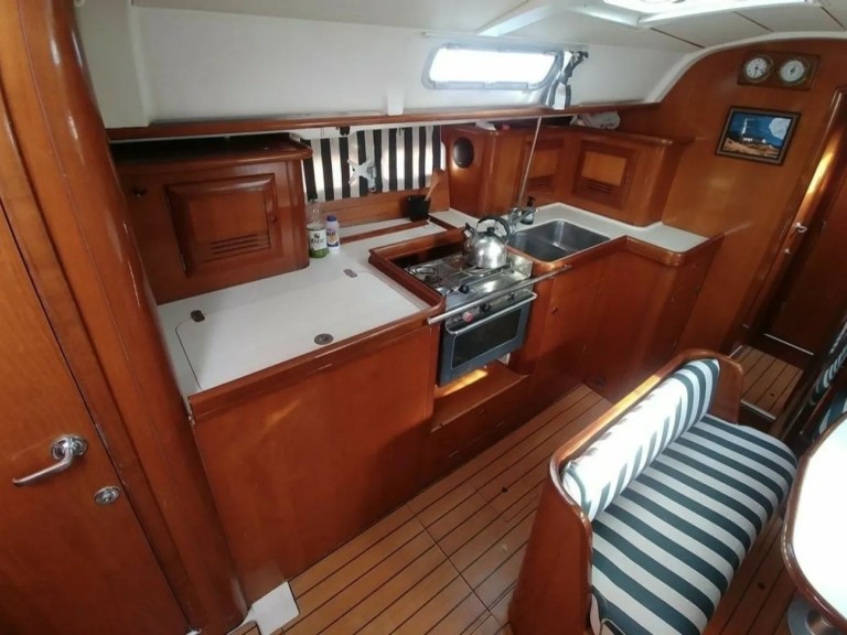 Sailboat for rent Nikiána at the best price