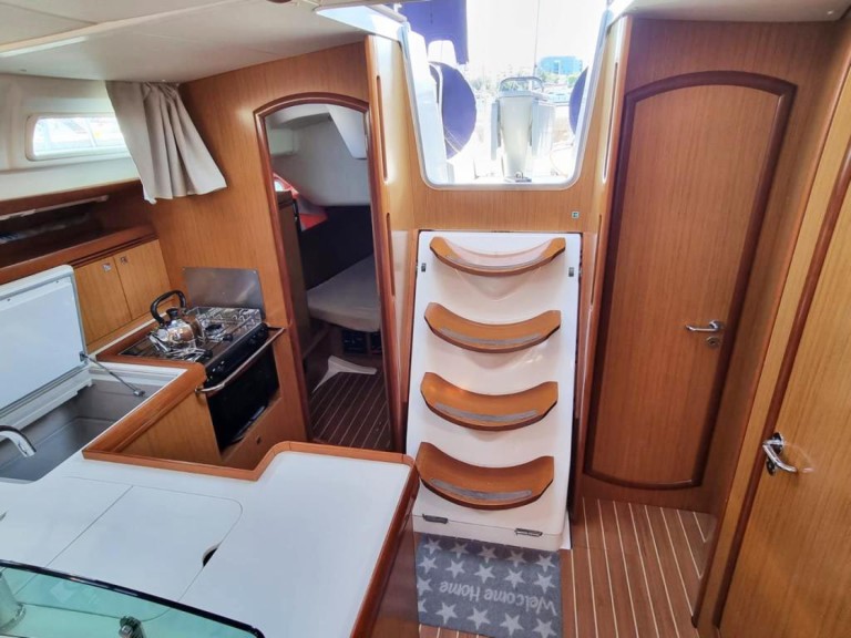 Jeanneau Sun Odyssey 42i in Syra on SamBoat
