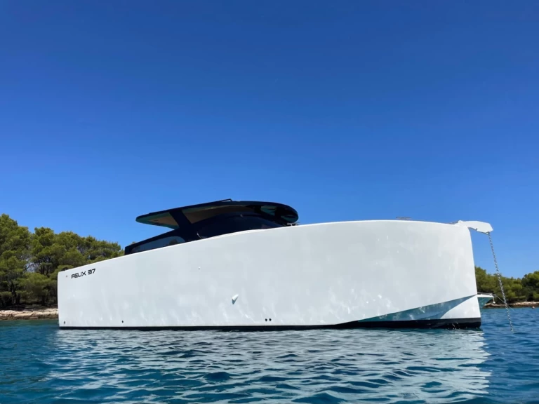 Motorboat rental with or without captain Felix 37 Makarska