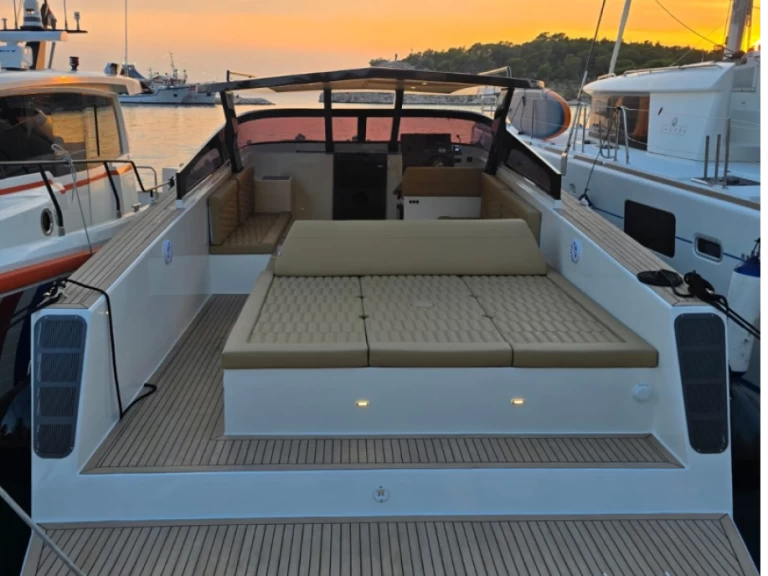 Motorboat rental with or without captain Felix 37 Makarska