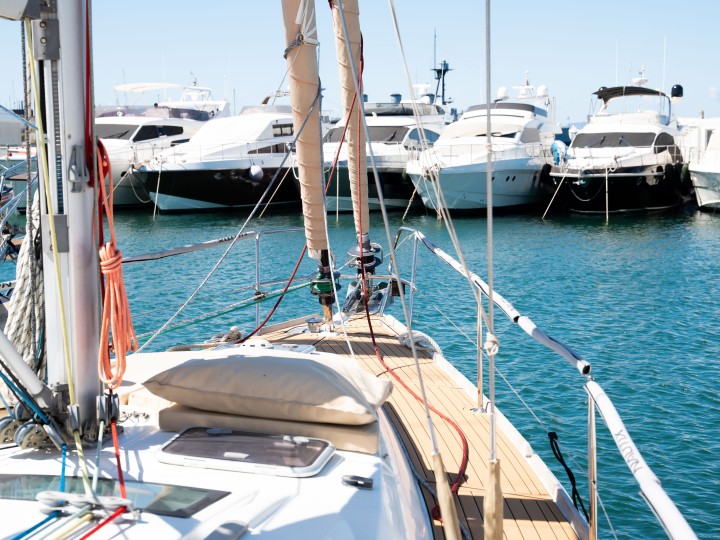 Sailboat rental in Alimos - Bénéteau Oceanis 46