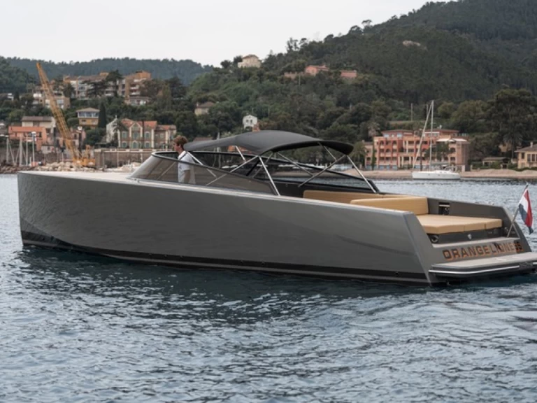 Bareboat Rental Motorboat VanDutch with a boat licence