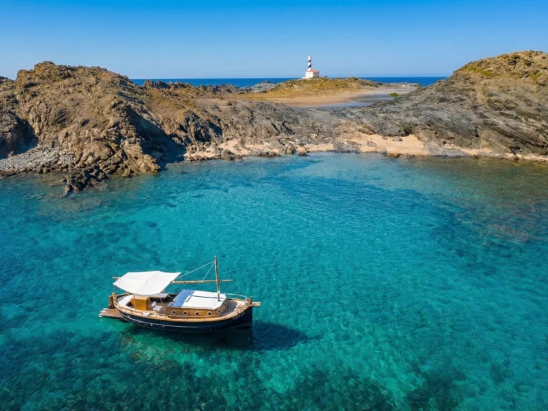 Motorboat for rent Mahón at the best price