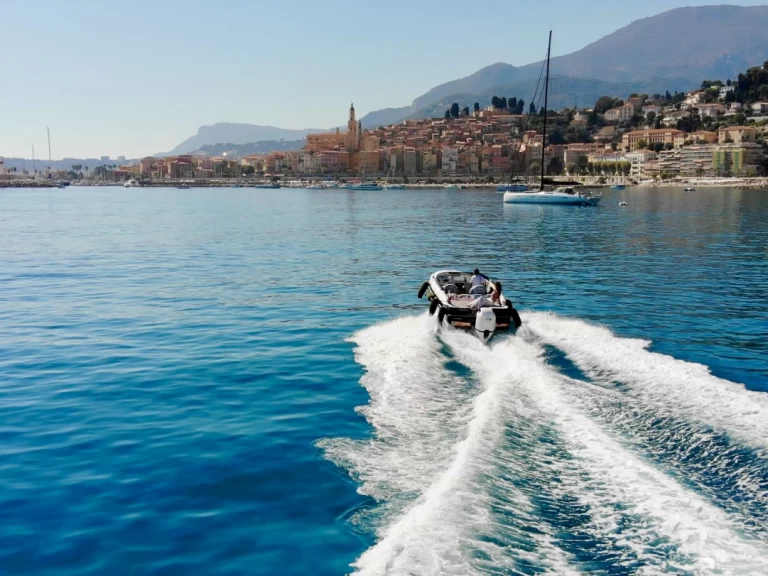 Motorboat for rent Èze at the best price