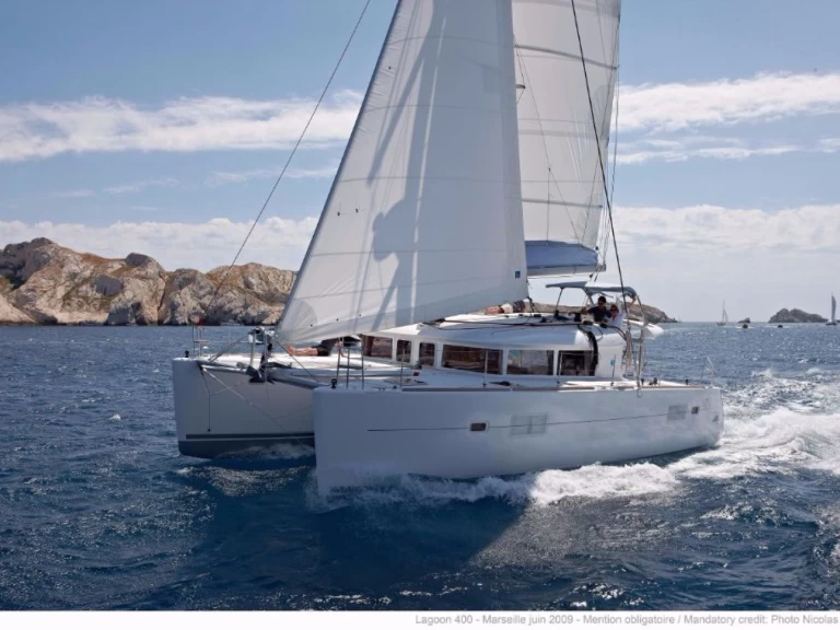 Catamaran for rent Pomer at the best price