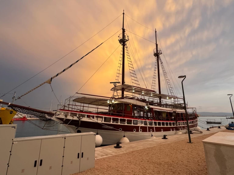 Motorboat for rent Omiš at the best price