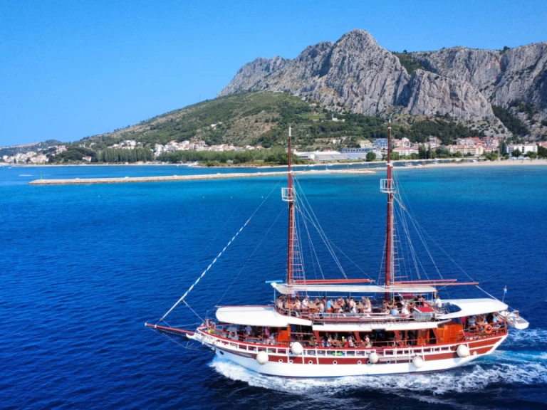 Motorboat rental with or without captain Wooden boat Omiš