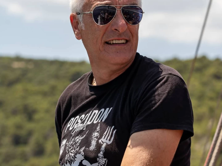 Bareboat Rental Motorboat Wooden boat with a boat licence