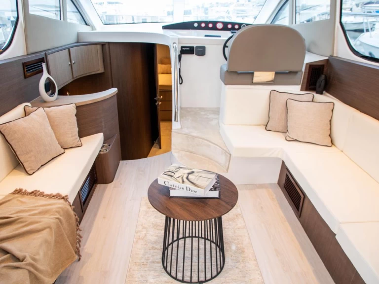 Bareboat Rental Motorboat Hatteras with a boat licence