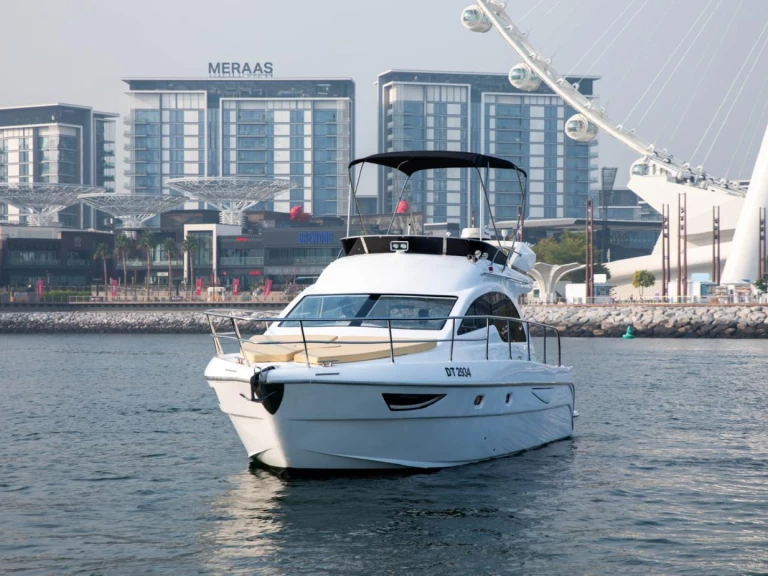 Boat rental Hatteras 1 in Dubai Marina on Samboat