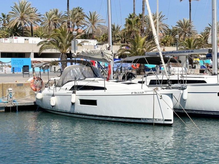 Boat rental Bénéteau Oceanis 30.1 in Barcelona on Samboat