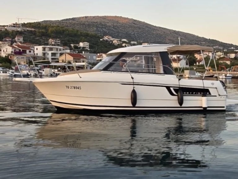 Bareboat Rental Motorboat Jeanneau with a boat licence