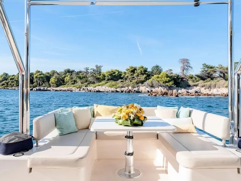 Yacht charter Nassau cheap Aquila 44