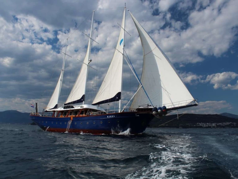 Bareboat Rental Luxury Yacht Custom with a boat licence