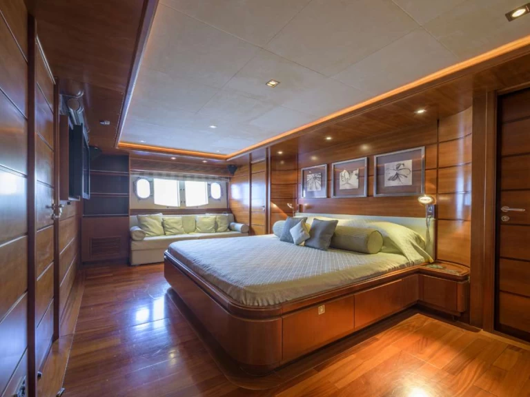 Luxury Yacht rental with or without captain Custom Line Naples